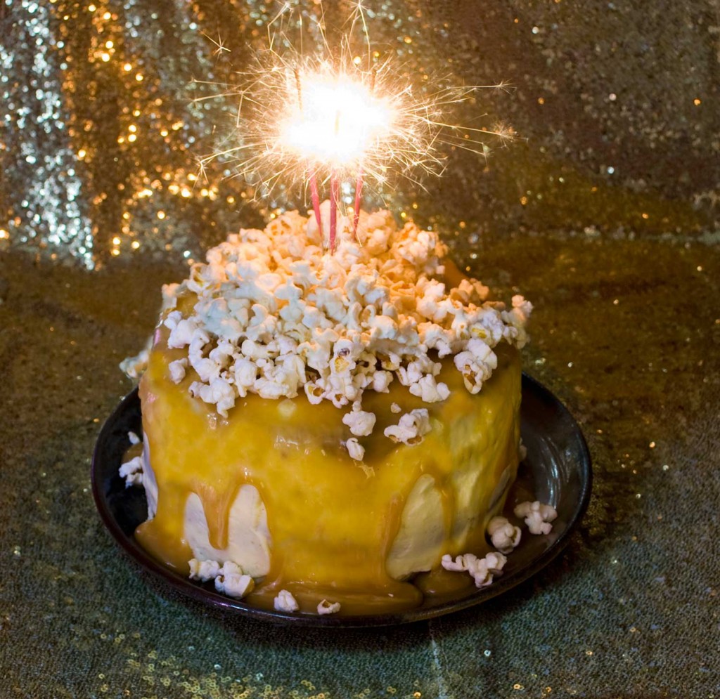 Brown butter cake, vanilla bean icing, salted caramel and popcorn - Juanita - MasterChef